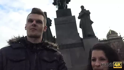 Çocuk isteksizce sevimli kız arkadaşın yabancıyla seks yapmasına izin veriyor