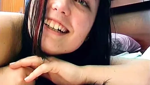 Tombul Alman lezbiyenler uzun bir dildo paylaşıyor