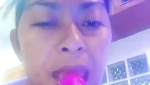 Thai Frau liebt den Dildo in Muschi und Arsch