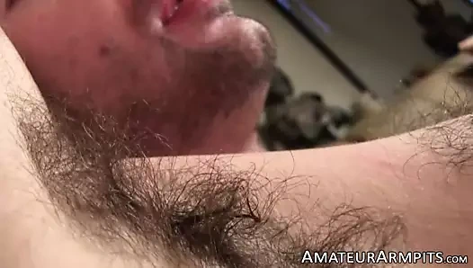 kinky amatör inliyor sırasında tutkulu solo mastürbasyon