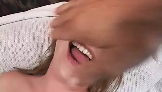 Esmer sürtük büyük kahverengi et emiyor ve sonra ıslak amını parmaklıyor ve sonra iyi sikişiyor