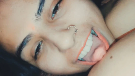 Latika beni azdırıyor ve yaşlı üvey erkek kardeşle sert seks yapıyor