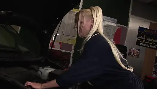 Pembe fileli ateşli sarışın kaltak arabada sikişiyor