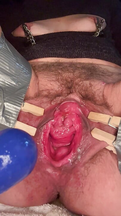 Çiş deliğinde büyük dildo