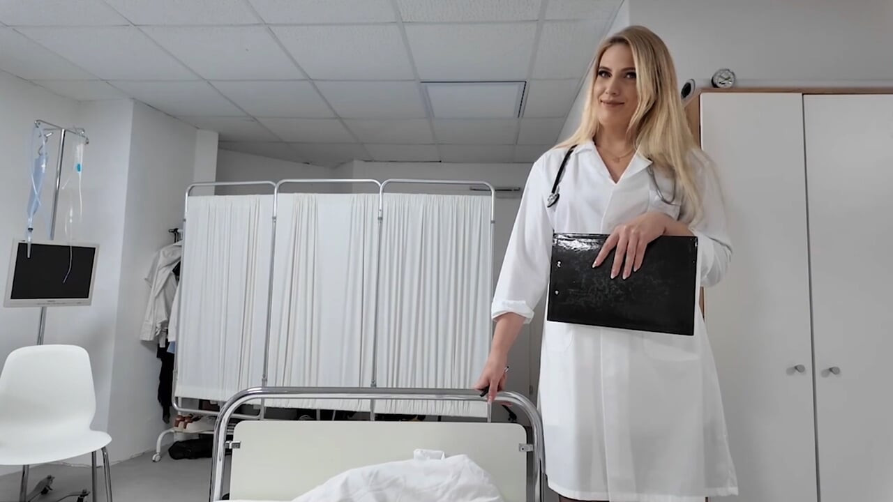 Hasta? Kıçım! Beni tedavi odasında ele geçirilmiş bir adam gibi sikiyor!