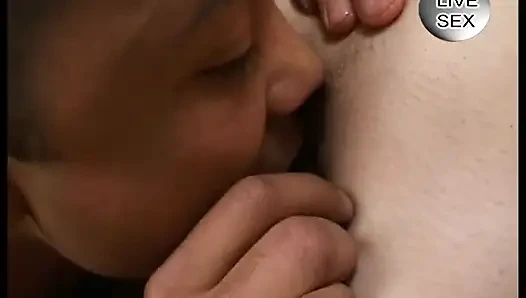 Renkli saçlı küçük memeli sürtük sert çifte penetrasyondan sonra ağzına birden fazla boşalma alıyor