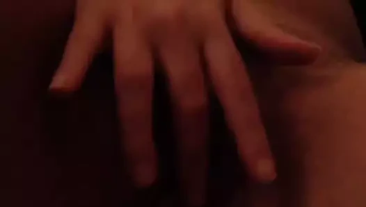 İspanyol esmer ile kıllı kedi masturbates