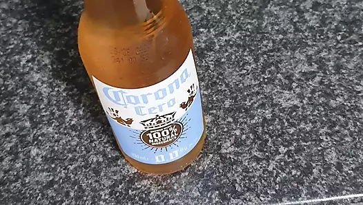 Üvey anneden elle muamele çektikten sonra üvey oğlu soğuk bira için mutfağa gidiyor