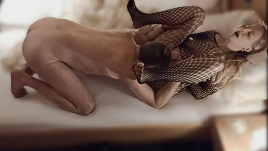 Üvey anne otel odasında misyoner pozisyonunda bir yabancı tarafından sikiliyor ve dölleniyor.