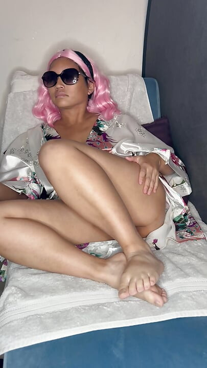 Asyalı orta yaşlı seksi kadın orgazm olana kadar oyuncakla mastürbasyon yapıyor ve sonra yarak emiyor
