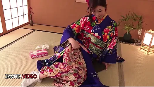 Ayumi Shinoda kamerada canlı gösteride baştan çıkarıcı kimono giyerken ağzı açık sakso çekiyor