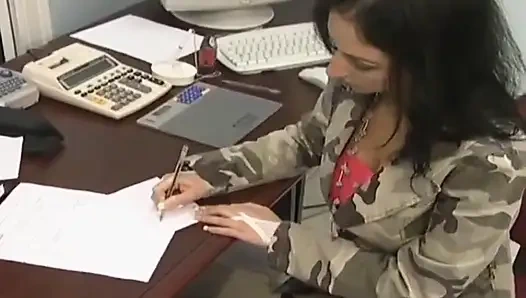 Lezbiyen ofis sekreterleri ofiste birbirleriyle oynuyor