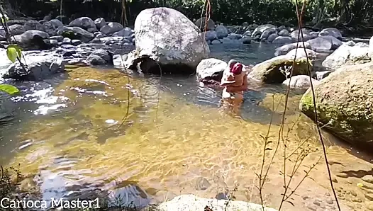 Yaramaz kız şelaleye gitmek için beni aradı