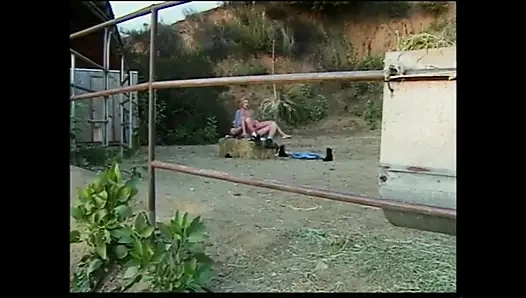 Masum genç bayan amının yalamasıyla bunaldı, bu yüzden o kadar mutlu oldu ki sikişti