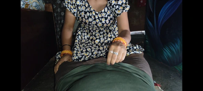 Mahalledeki baldız odama geliyor ve penisimi emiyor ve sperm ağzına çıkıyor