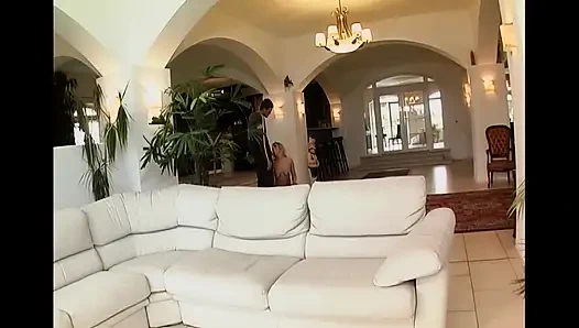 Aman tanrım! Büyük memeli sarışın luxe oturma odasında adam tarafından sert sikiliyor