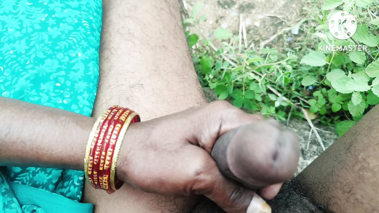Aunty doing hand fuck in the jungle