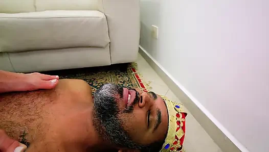 Derin İbadet: Bu Harika Esmerin Mükemmel Ayaklarını Öpüp Yalamak