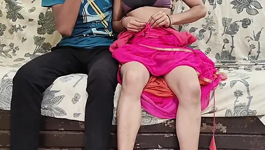 Hintli kız erkek arkadaşında sert sikişiyor