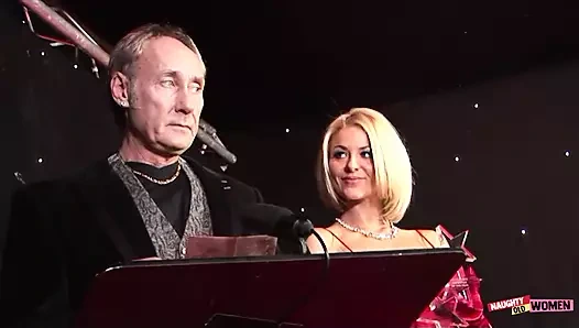 Azgın orta yaşlı seksi kadınlar grup seksinin tadını çıkarırken büyük göğüsleri her yere zıplıyor