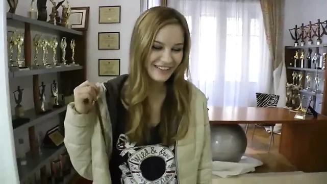 Amatör genç kız ilk büyük yarağını alıyor