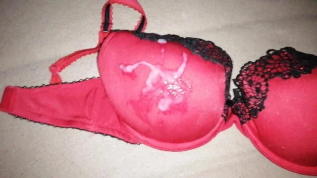 Cum üzerinde saten kırmızı yastıklı sutyen 30dd 720p hd