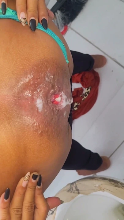 Terk edilmiş bir umumi banyo bulduk, pantolonunu düşürdü, istedi ve götüne boşaltıyor | Klip 2