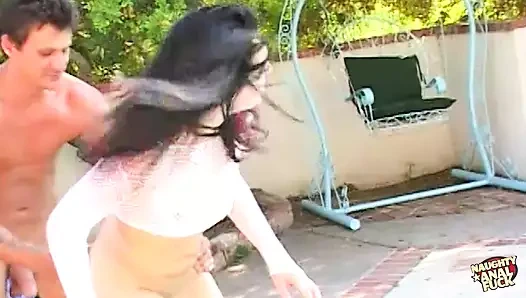 Beyaz çoraplı büyüleyici bir kız havuzda sert çifte