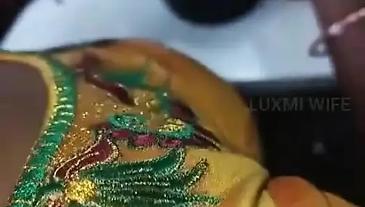 Ateşli bluzla çay yapıyor