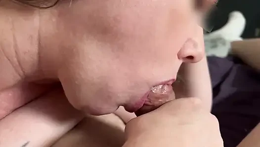 Seksi çıplak evli kadın sana sakso çekiyor ve dölünü göğüslerine salya akıtıyor