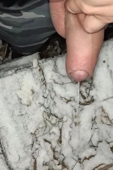 Yarağa yarakla dokunuyor, işiyor ve karda boşalıyor