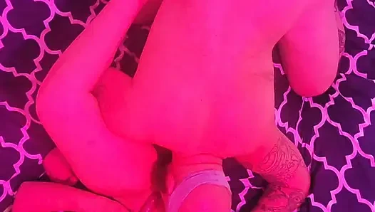 Skycam partiden sonra orta yaşlı seksi kadını rastgele bir adam tarafından sikilirken yakalıyor.