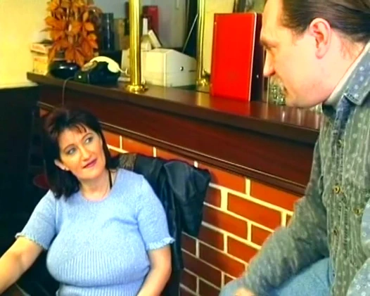 Büyük memeli olgun Alman kaltak barda sikiliyor