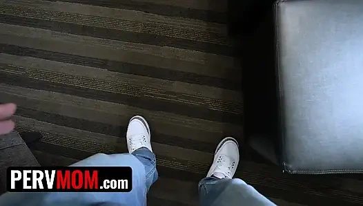 Pervmom - büyük götlü büyük memeli üvey anne Dani Jensen kızıl orta yaşlı seksi kadın amcığını azgın üvey oğluna teslim ediyor