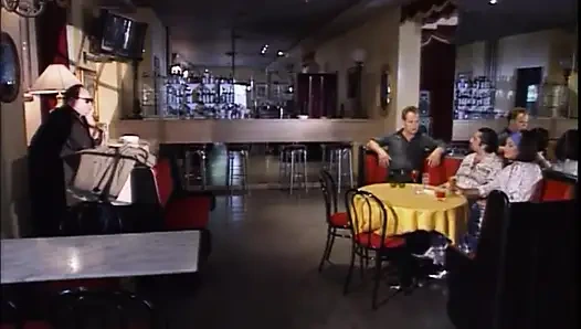 Kızıl saçlı kız üçlü grup seks nostaljik yarak emiyor