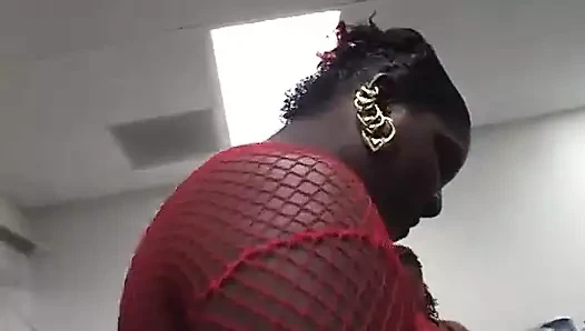 Beyaz adam iki kalın siyah iri güzel kaltak tarafından sikini emdiriyor