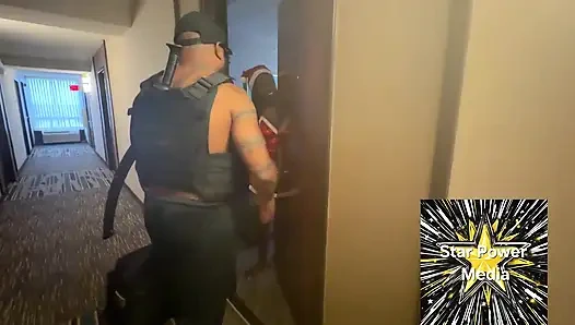 Yaramaz Noel Baba, Omgiana, ateşli evli kadın avcısı Mike Tremor ile tanışıyor