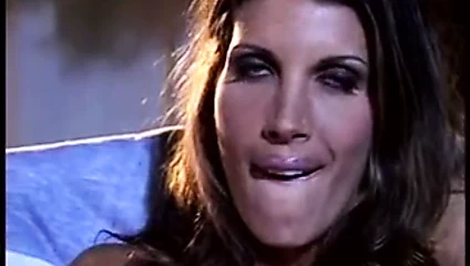 Yeşil iç çamaşırı esmer bir kanepede vibratör ile kendini kapalı alır