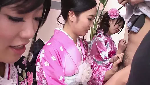 Üç güzel Japon kız sınıf arkadaşlarıyla seks yapıyor