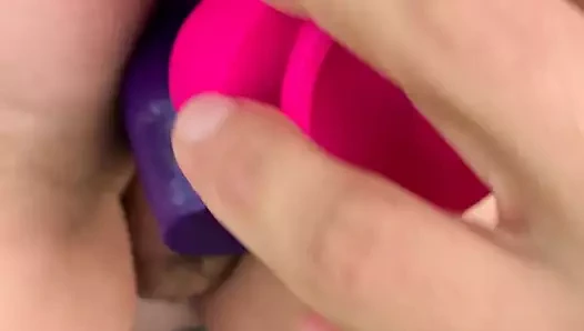 iki dildo içinde itaatkar KEDİ