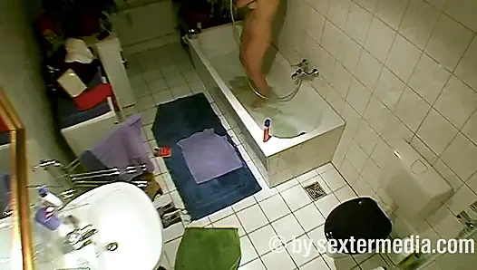 MILF Banyoda Kişisel Hijyen Yapıyor