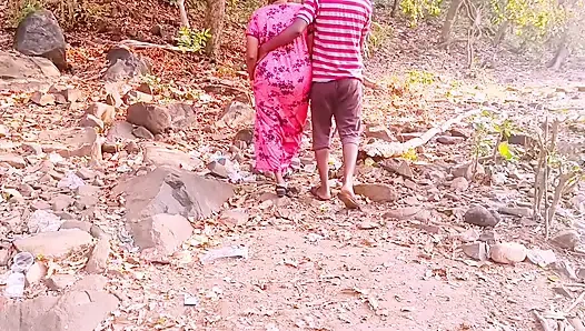 Hintli üvey anne ve üvey oğlu ormanda romantik sert sikişiyor. Telugu edepsizce konuşuyor.