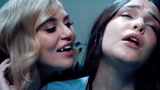 Lezbiyen vampir ateşli esmeri parmaklıyor - usta blake flower büyüleyici köle rissa may