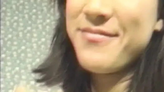 Fransız Asyalı tatlı kızın sevimli yüzüne büyük bir döl atıyor
