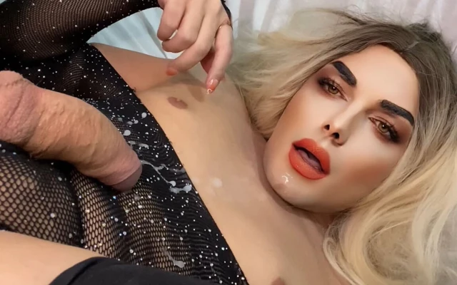 Travestiler kendi ağızlarına boşalıyor
