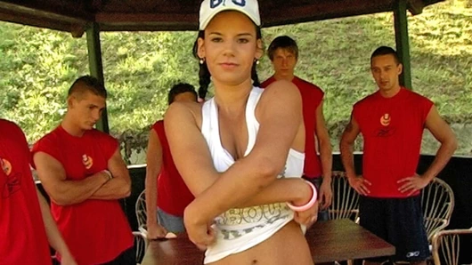 Bir kız tüm basketbol takımını grup seks yapıyor