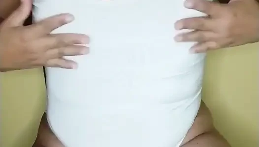 Beni sikiyorlar ve fantezimi gerçekleştirmek için iç çamaşırımı giyiyorum