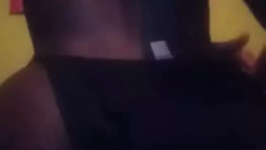 Videoda bana o şişman kenyalı kıçını gösteriyor ve parmaklıyor