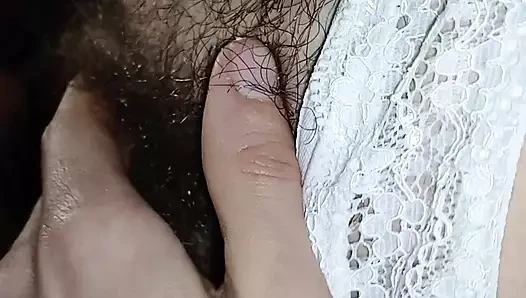 En ıslak ve en kıllı amcık orgazmdan titriyor