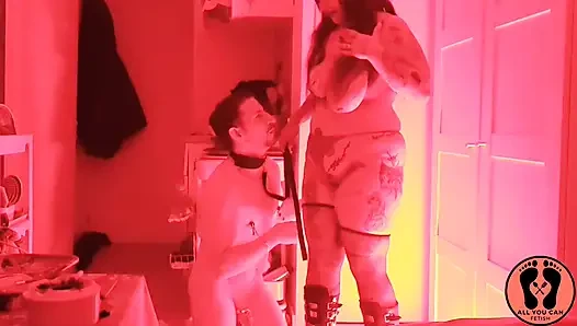 İtaatkar adam Deedee'nin kölesi çok itaatkar olmalı